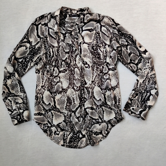 VIOLET & Claire Women's Button Down Shirt Size Medium Snakeskin Blouse - Picture 1 of 11